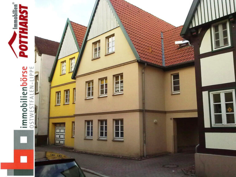 Gemütliches Appartement im Erdgeschoss eines historischen Wohnhauses, inmitten der Herforder Innenstadt!

Nahe der Fußgängerzone von Herford liegt diese 1-Zimmerwohnung. Alle Nahversorgungseinrichtungen sind fußläufig in wenigen Minuten zu erreichen.

Die Wohnung befindet sich im Erdgeschoss des 6-Parteienhauses und lässt sich wie folgt aufteilen: Diele, Abstellraum, Badezimmer, Schlaf- / Wohnraum mit Kochnische.

Die Wohnung wird im unrenovierten Zustand an einen neuen Mieter übergeben. Eventuell notwendig werdende Renovierungsarbeiten sind vom neuen Mieter auszuführen.

Wir weisen darauf hin, dass die Firma Pottharst GmbH & Co. KG Verwalterin dieser Liegenschaft ist.

Energieverbrauchskennwert: 122,31 kWh (m² • a)