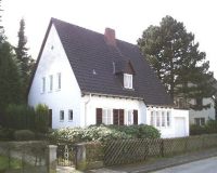 In ruhiger, bevorzugter Wohnlage von Herford befindet sich dieses Wohnhaus. Das geräumige Grundstück bietet Kindern ausreichend Raum zum Spielen und Toben und den Erwachsenen einen Platz zum Erholen. Eine Übernahme ist nach Absprache kurzfristig möglich.