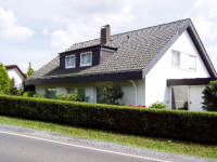 Im Obergeschoss eines gepflegten Zweifamilienhauses befindet sich diese geräumige 3-Zimmer-Wohnung. Genießen Sie einen herrlichen Ausblick von der Loggia. Die Wohnung eignet sich hervorragend für eine Einzelperson oder ein Paar. Haustiere sind nicht erwünscht.